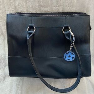 This black Bueno purse has a middle zipper pocket for extra storage.